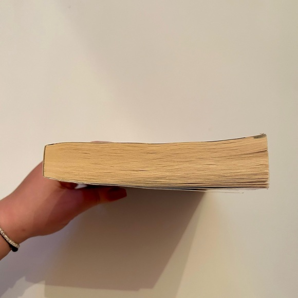 Where The Crawdads Sing by Delia Owens. Paperback book - Picture 3 of 4